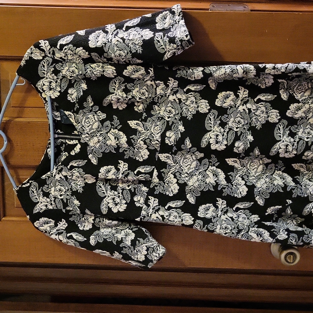 Gabby Skye MIDI Floral  with CUTE ruffled bottom....v neck